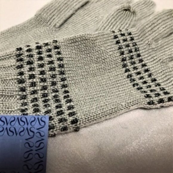 Simply Vera Texting Knit Gloves Gray Metallic Knit - Picture 7 of 8